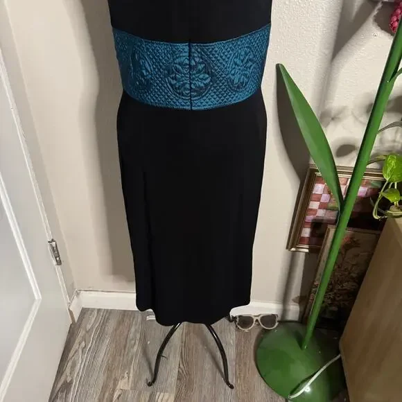 Kay Unger Sleeveless V Neck Sheath Dress 6 - Picture 7 of 11